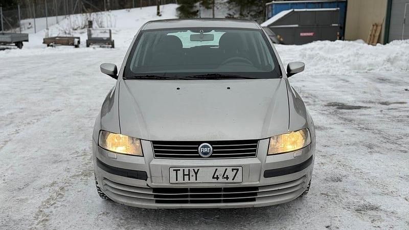 Begagnad Fiat Stilo 103 HK (75 kW) 2002 Silver Halvkombi