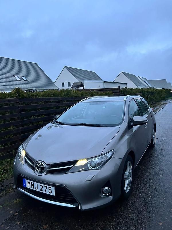Metallicgrå Begagnad 2014 Toyota Auris Touring Sports Multidrive S Kombi | 109 000 kr (Marknadspris) - Bild 1/4