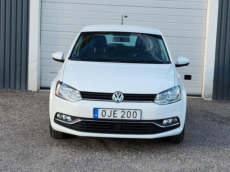 Vit Begagnad 2017 VW Polo Halvkombi | 109 000 kr (Marknadspris) - Bild 1/4