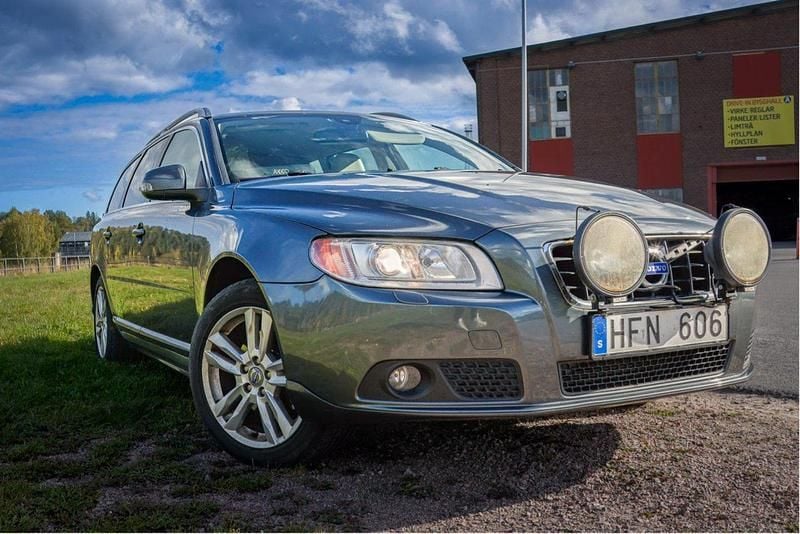 Grå Begagnad 2011 Volvo V70 Summum Kombi | 69 900 kr (Bra pris) - Bild 1/4