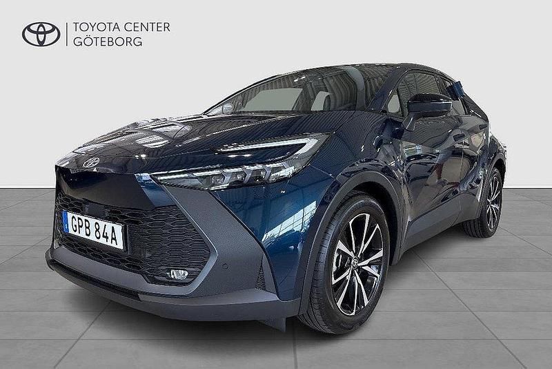 Blå Ny 2025 Toyota C-HR Style SUV | 369 900 kr (Marknadspris) - Bild 1/3