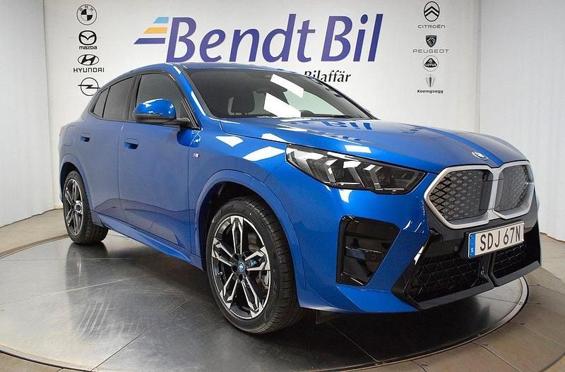 Grå (storm bay metallic) Begagnad 2024 BMW iX2 M Sport SUV | 519 500 kr (Marknadspris) - Bild 1/3