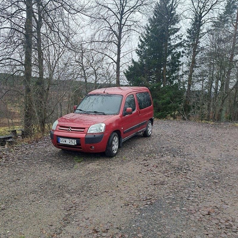 Röd Begagnad 2007 Citroën Berlingo Kombi | 10 000 kr (Marknadspris) - Bild 1/2