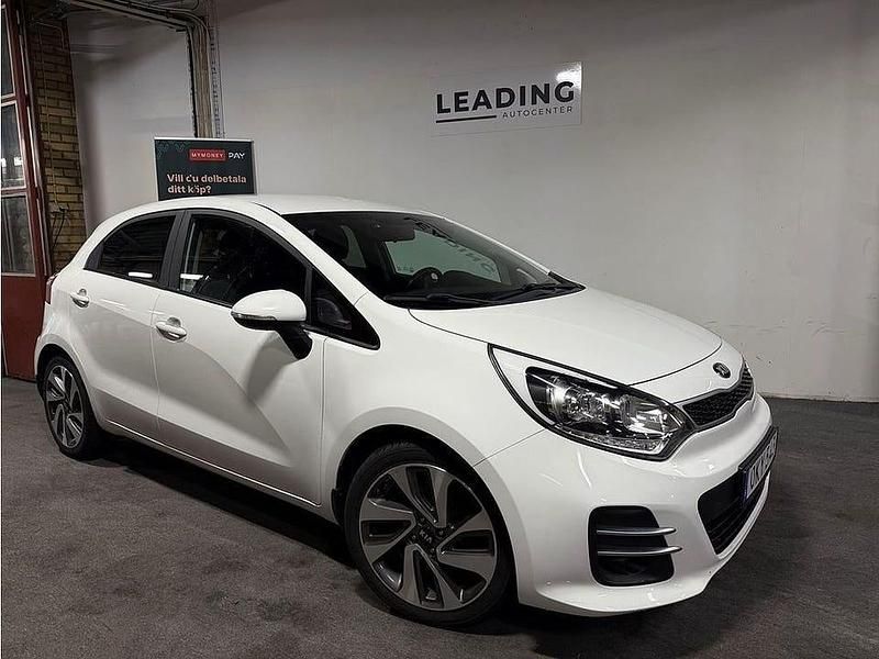 Vit Begagnad 2016 Kia Rio Halvkombi | 99 900 kr (Marknadspris) - Bild 1/4