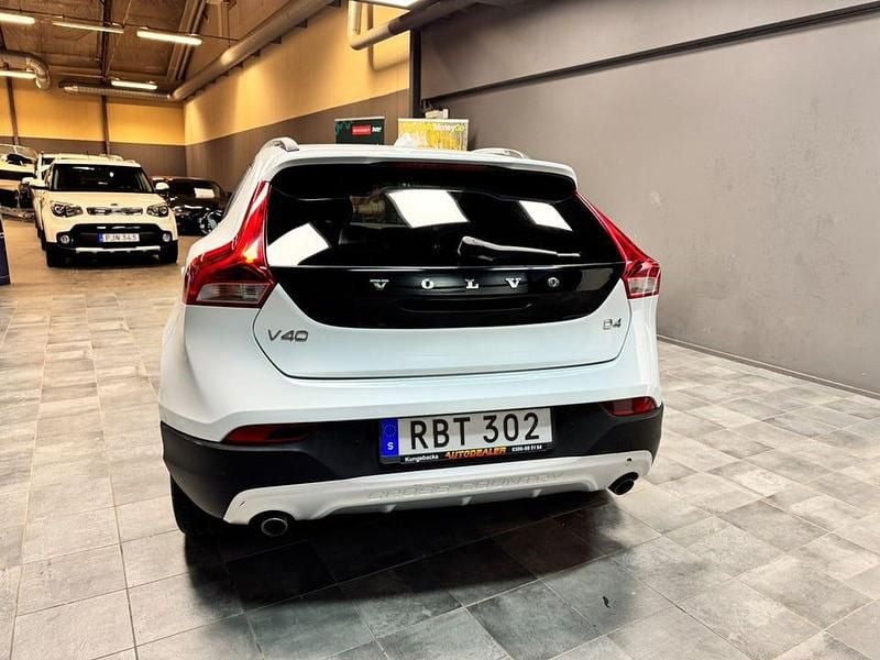 Begagnad Volvo V40 CC Summum 190 HK (139 kW) 2016 Vit Kombi