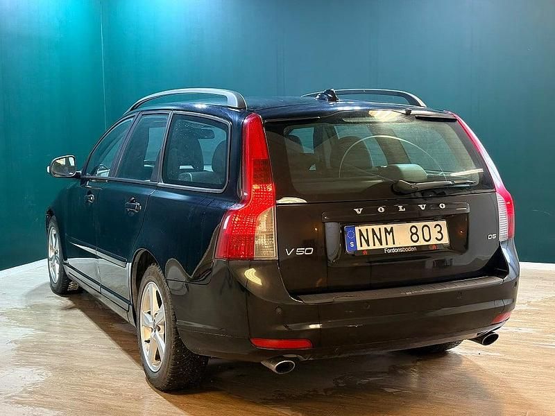 Begagnad Volvo V50 Momentum 180 HK (132 kW) 2010 Svart Kombi