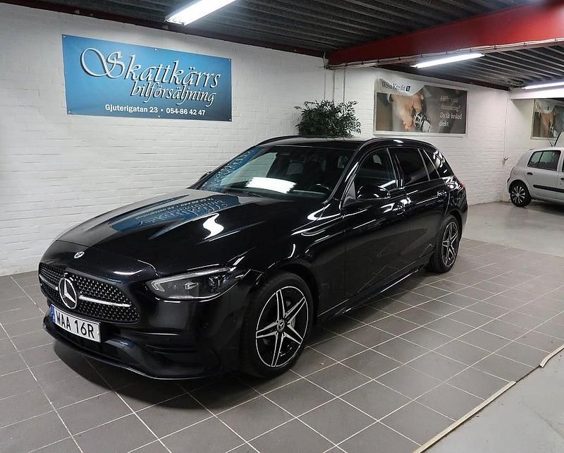 Svart Begagnad 2022 Mercedes C300e AMG line Kombi | 398 000 kr (Marknadspris) - Bild 1/4