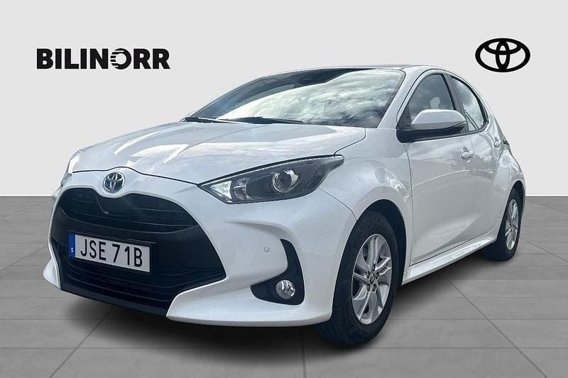 Vit Begagnad 2022 Toyota Yaris Hybrid Active Halvkombi | 209 900 kr (Marknadspris) - Bild 1/3