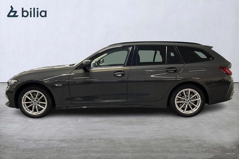 Begagnad BMW 330 Sport Line 292 HK (214 kW) 2023 Grå Kombi
