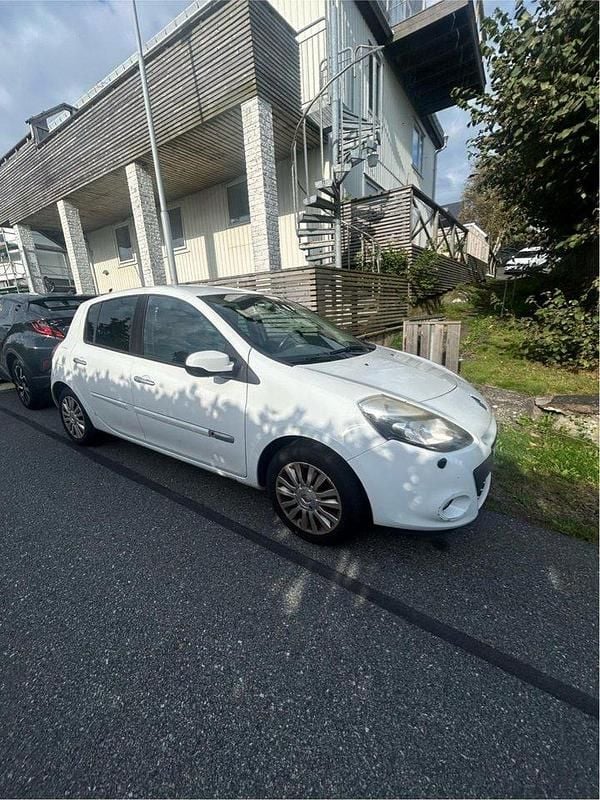 Vit Begagnad 2010 Renault Clio R.S. Halvkombi | 26 000 kr (Marknadspris) - Bild 1/4