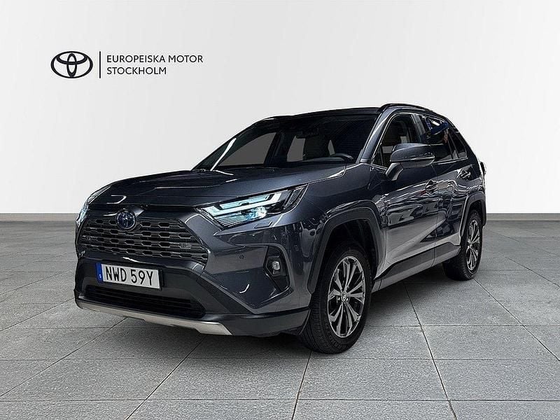 Mörkgrå Begagnad 2024 Toyota RAV4 Hybrid Executive SUV | 454 900 kr (Marknadspris) - Bild 1/4