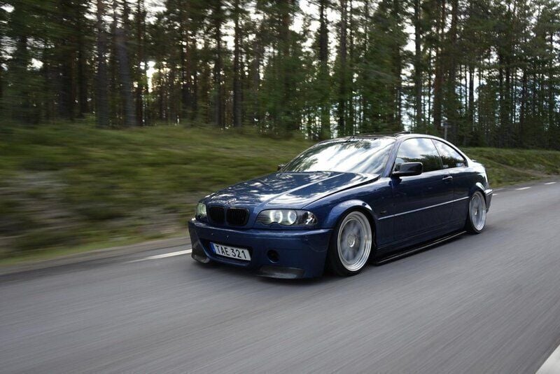 Blå Begagnad 2003 BMW 325 Performance Sportkupé | 110 000 kr (Marknadspris) - Bild 1/4