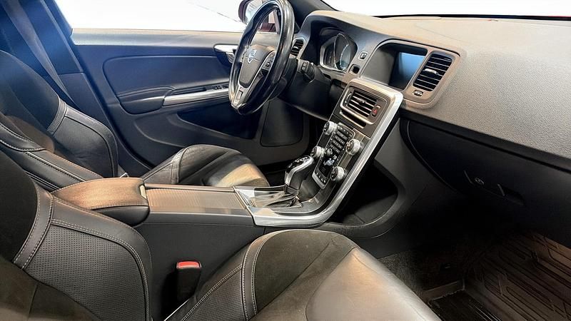 Begagnad Volvo V60 R-Design 190 HK (139 kW) 2015 Kombi