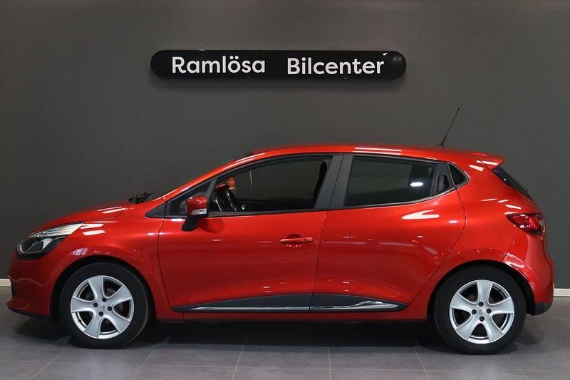 Röd Begagnad 2015 Renault Clio IV Halvkombi | 59 900 kr (Marknadspris) - Bild 1/4
