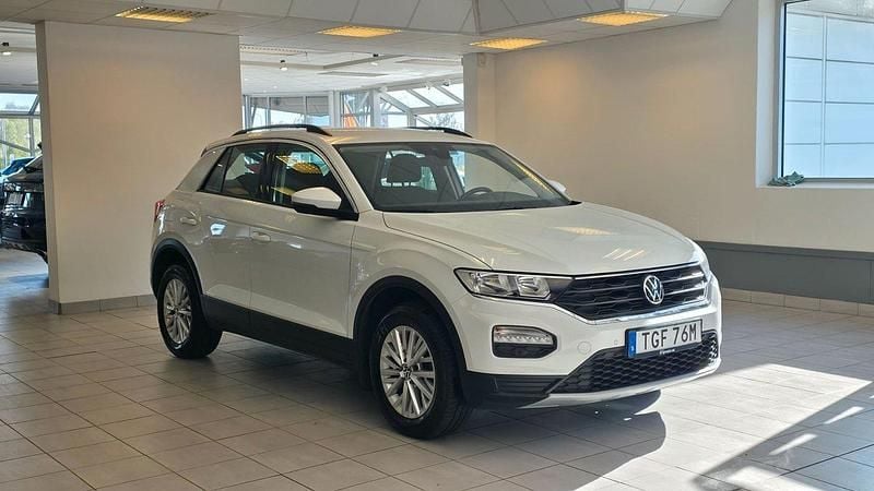 Vit Begagnad 2021 VW T-Roc SUV | 209 900 kr (Marknadspris) - Bild 1/4