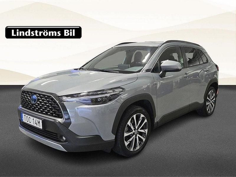 Grå Begagnad 2023 Toyota Corolla Cross Style SUV | 364 900 kr (Marknadspris) - Bild 1/3