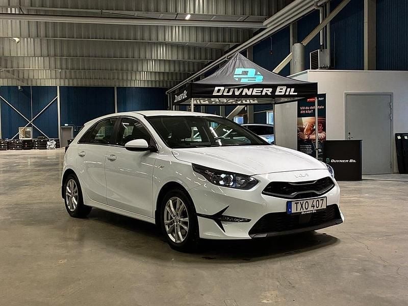 Vit Begagnad 2021 Kia Ceed Halvkombi | 189 900 kr (Bra pris) - Bild 1/4