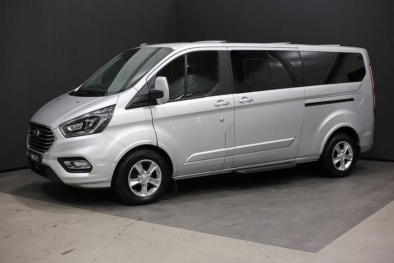 Begagnad Ford Tourneo 185 HK (136 kW) 2022 Grå Minibuss