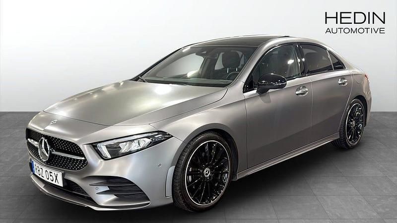 Grå Begagnad 2020 Mercedes A180 Premium Sedan | 259 900 kr (Marknadspris) - Bild 1/4