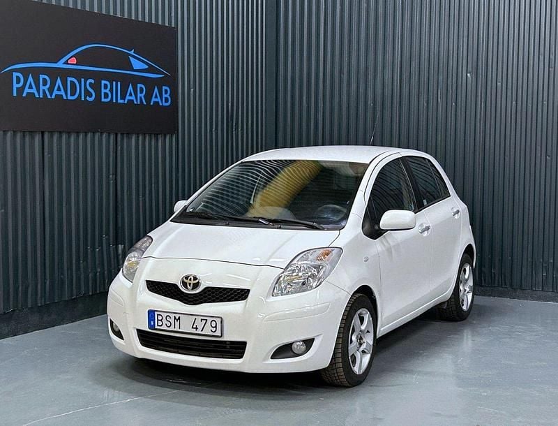 Vit Begagnad 2009 Toyota Yaris Halvkombi | 54 900 kr (Marknadspris) - Bild 1/4