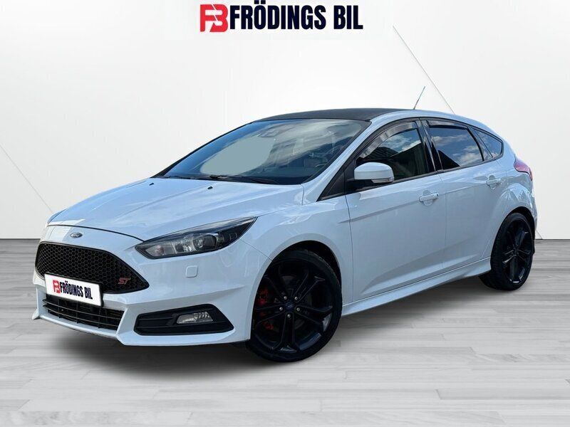 Vit Begagnad 2016 Ford Focus ST Halvkombi | 144 900 kr (Marknadspris) - Bild 1/4