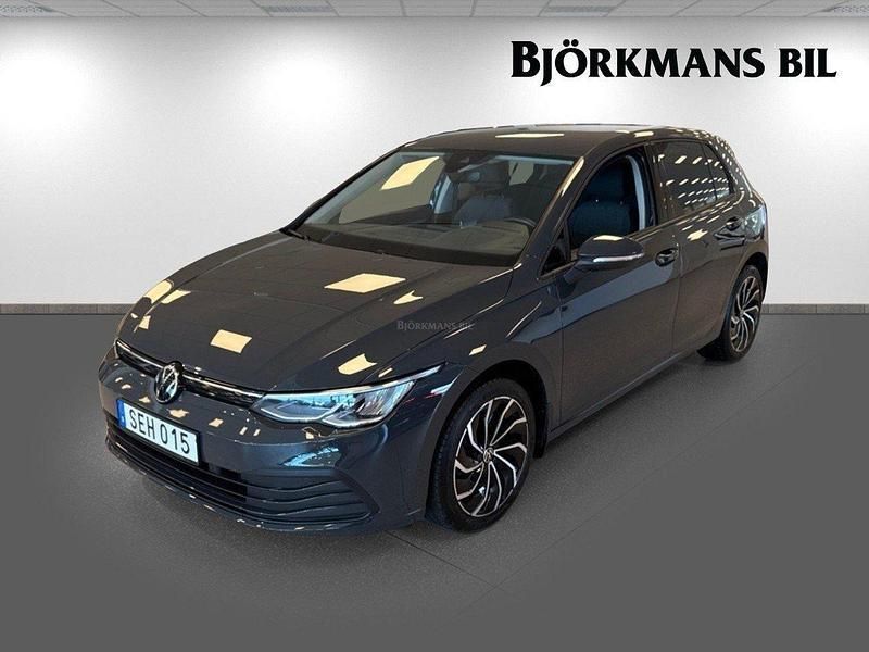 Grå Begagnad 2022 VW Golf VIII Halvkombi | 224 900 kr (Marknadspris) - Bild 1/4