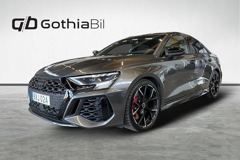 Grå Begagnad 2023 Audi RS3 Halvkombi | 629 900 kr (Marknadspris) - Bild 1/4