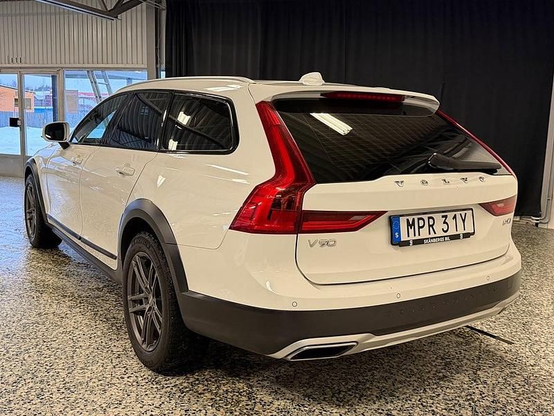 Begagnad Volvo V90 CC Momentum 190 HK (139 kW) 2019 Vit Kombi