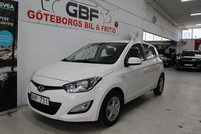 Begagnad Hyundai i20 Select 84 HK (61 kW) 2013 Vit Halvkombi