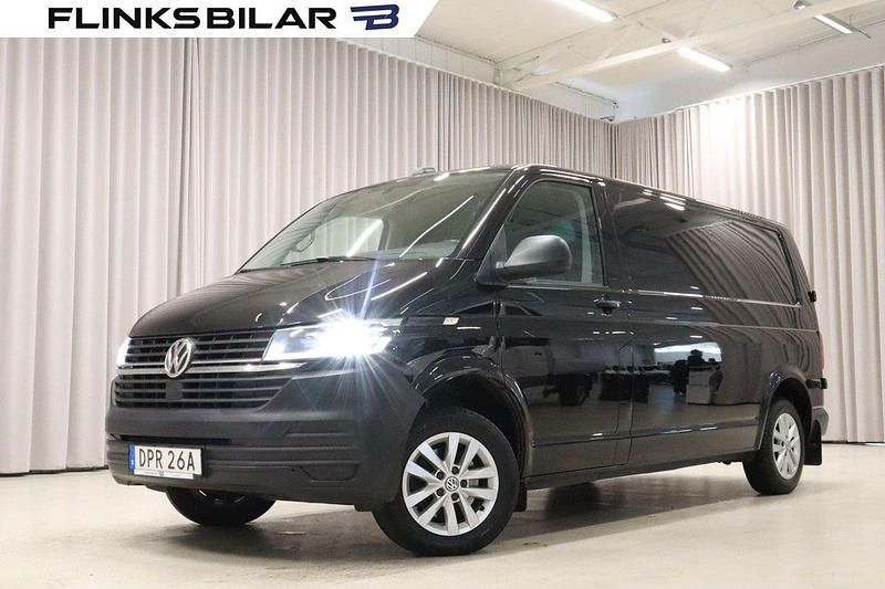 Svart (deep black pärleffekt) Begagnad 2021 VW T6.1 Van | 309 700 kr (Marknadspris) - Bild 1/4