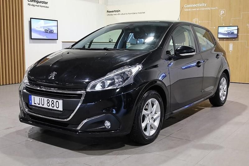 Svart Begagnad 2018 Peugeot 208 Halvkombi | 89 800 kr (Marknadspris) - Bild 1/3