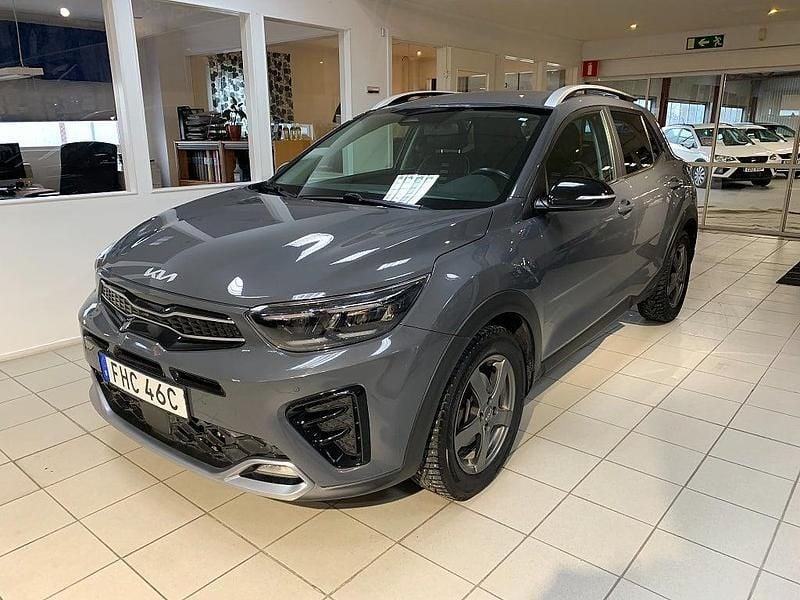 Grå Begagnad 2022 Kia Stonic GT-Line SUV | 214 700 kr (Marknadspris) - Bild 1/3