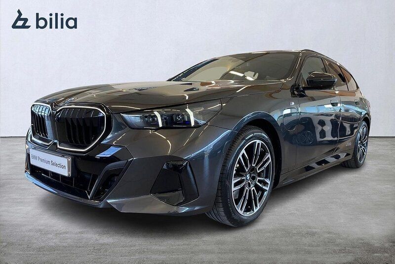 Grå Begagnad 2025 BMW 530e M Sport Kombi | 729 000 kr (Marknadspris) - Bild 1/3