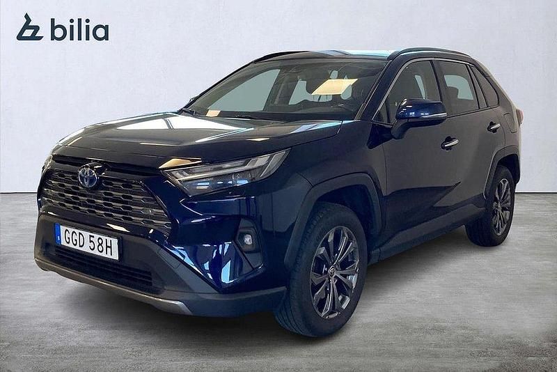 Mörkblå Begagnad 2022 Toyota RAV4 Hybrid SUV | 289 900 kr (Marknadspris) - Bild 1/4