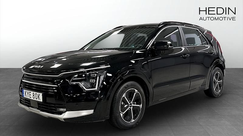 Svart (black) Begagnad 2024 Kia Niro SUV | 349 900 kr (Marknadspris) - Bild 1/4