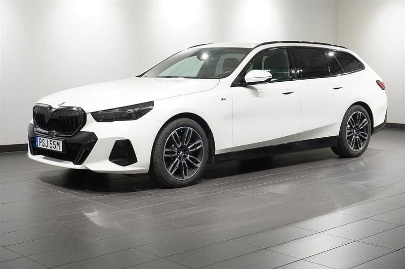 Vit Begagnad 2024 BMW 520 M Sport Kombi | 618 800 kr (Dyr) - Bild 1/2