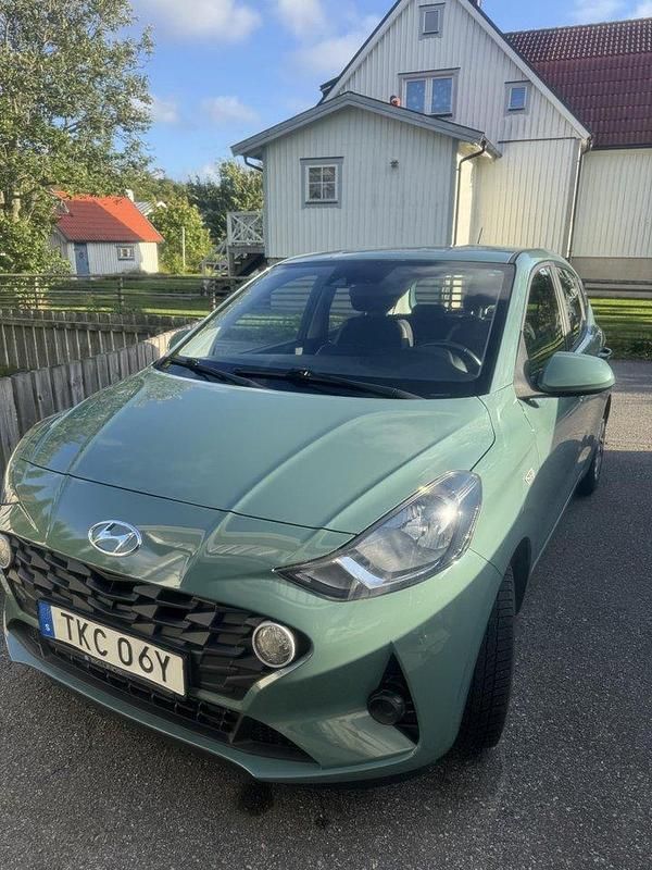 Grön Begagnad 2021 Hyundai i10 Essential Halvkombi | 125 000 kr (Marknadspris) - Bild 1/4