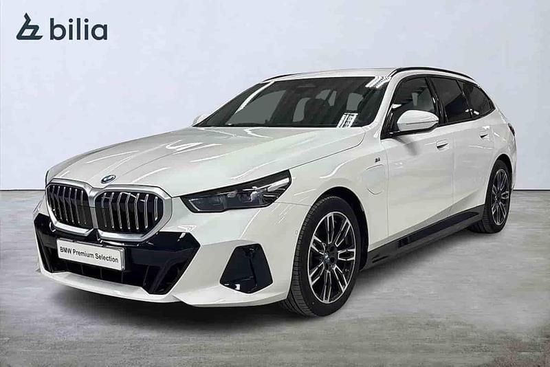Vit Ny 2025 BMW 530e Comfort Edition Kombi | 649 900 kr (Bra pris) - Bild 1/1