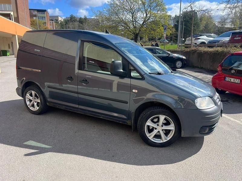 Grå Begagnad 2010 VW Caddy Minibuss | 35 000 kr (Marknadspris) - Bild 1/4