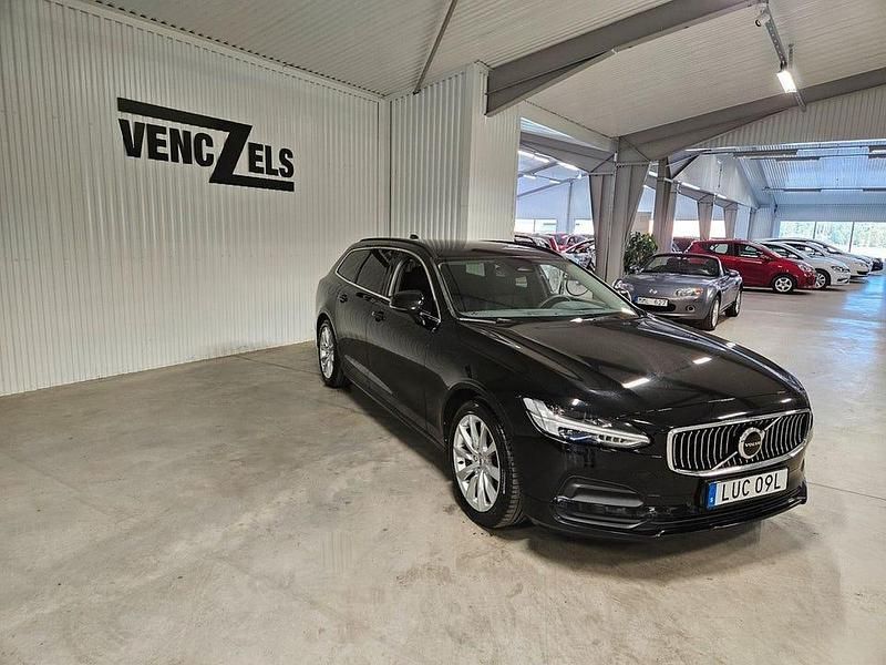 Begagnad Volvo V90 Momentum 198 HK (145 kW) 2022 Svart Kombi