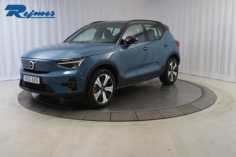 Blå (fjord blue metallic) Begagnad 2023 Volvo XC40 Plus SUV | 339 900 kr - Bild 1/4