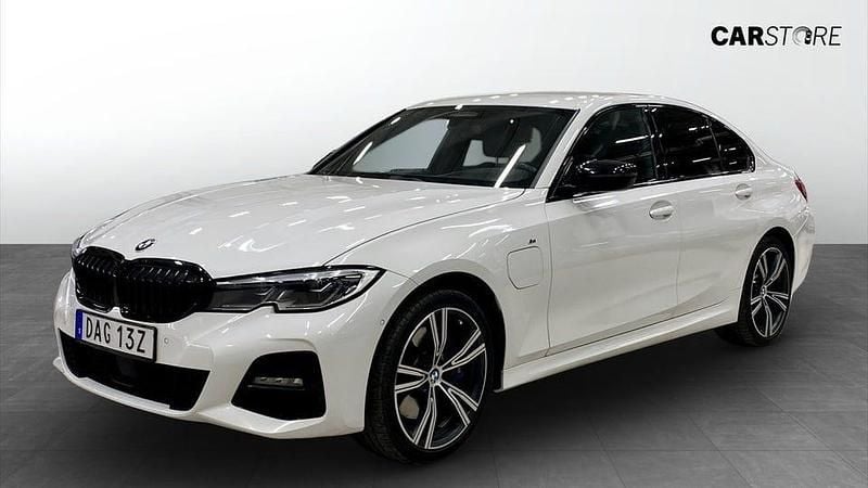 Vit Begagnad 2020 BMW 330 M Sport Sedan | 289 900 kr (Marknadspris) - Bild 1/4