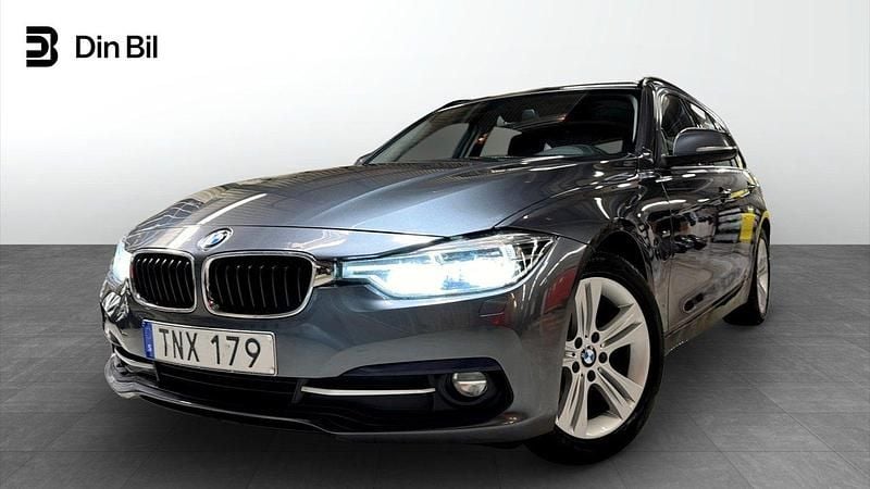 Grå Begagnad 2017 BMW 318 Kombi | 179 900 kr (Marknadspris) - Bild 1/4