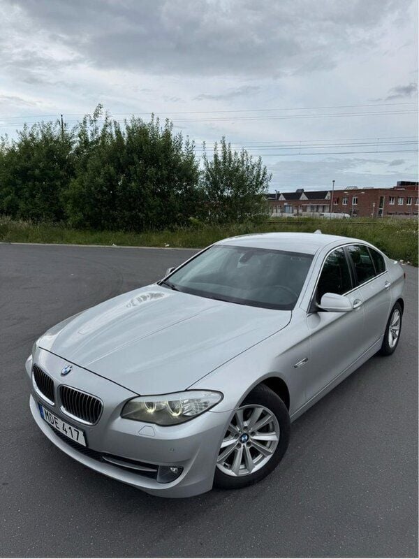 Grå Begagnad 2012 BMW 520 Sedan | 87 900 kr (Bra pris) - Bild 1/4