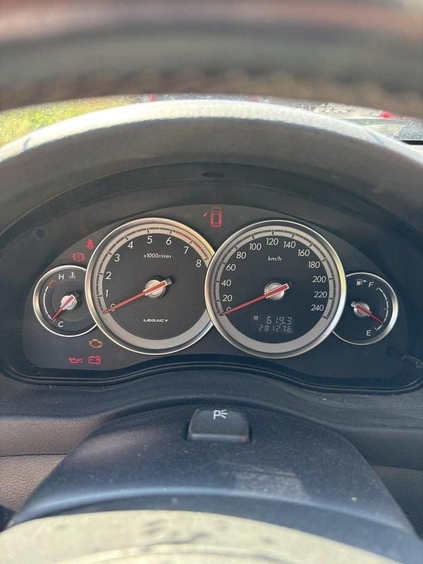Grå Begagnad 2004 Subaru Legacy Kombi | 10 000 kr (Marknadspris) - Bild 1/2