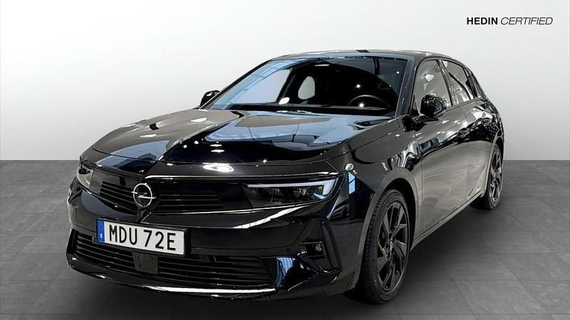 Svart (black) Begagnad 2022 Opel Astra Halvkombi | 289 900 kr - Bild 1/4