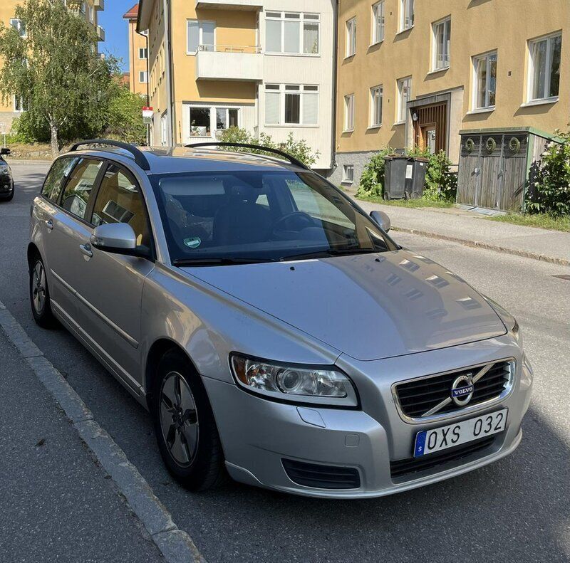 Grå Begagnad 2011 Volvo V50 Kinetic Kombi | 35 000 kr (Bra pris) - Bild 1/4