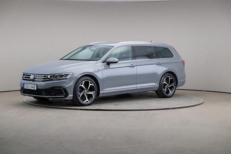 Grå Begagnad 2022 VW Passat GTE Kombi | 305 000 kr (Lite dyr) - Bild 1/4