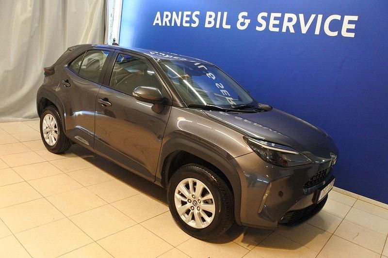 Mörkgrå (grå) Begagnad 2022 Toyota Yaris Cross Active SUV | 268 900 kr (Marknadspris) - Bild 1/4