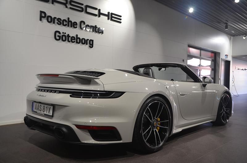 Begagnad Porsche 911 Turbo S 650 HK (478 kW) 2023 Flerfärgad Cab